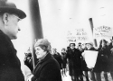 LKABs VD envojjen Lundberg möts av demonstrerande kvinnor i Malmberget 1970